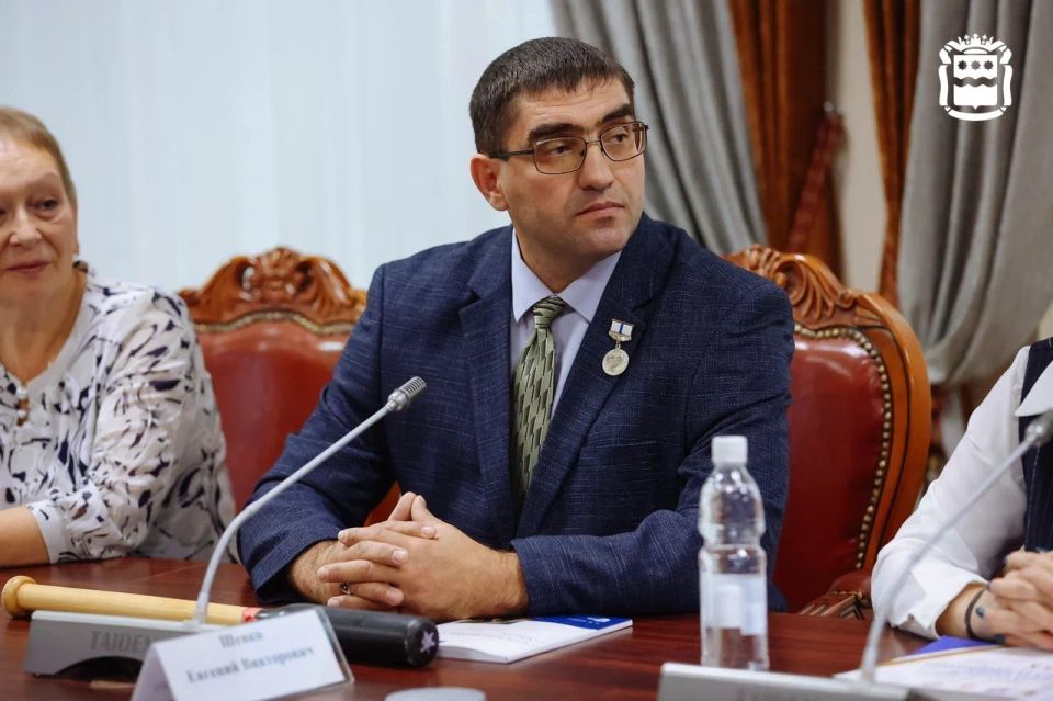 Творцы нашего будущего: заслуженные педагоги Приамурья собрались за одним столом Творцы нашего будущего: заслуженные педагоги Приамурья собрались за одним столом