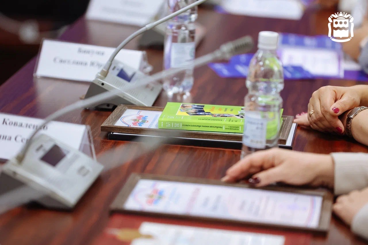 Творцы нашего будущего: заслуженные педагоги Приамурья собрались за одним столом Творцы нашего будущего: заслуженные педагоги Приамурья собрались за одним столом