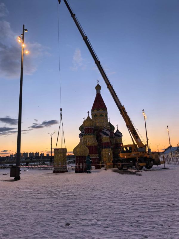 На набережной Благовещенска дворец что-то собирают