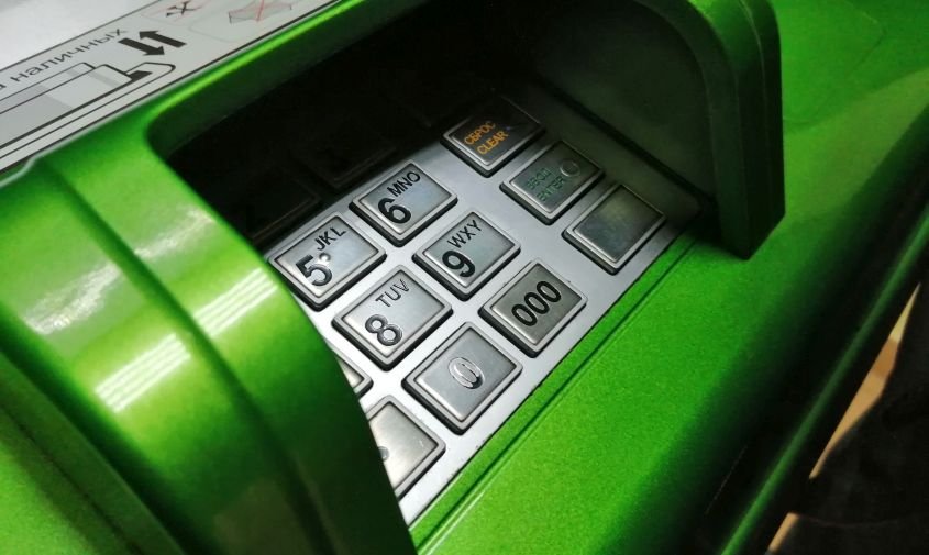 Пенсионер из Благовещенска лишился более 10 миллионов рублей после звонка в мессенджере