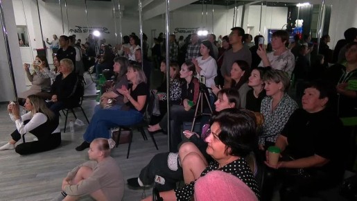 В День народного единства в Благовещенске прошел фестиваль пилонного спорта и воздушной гимнастики «Небо объединяет»