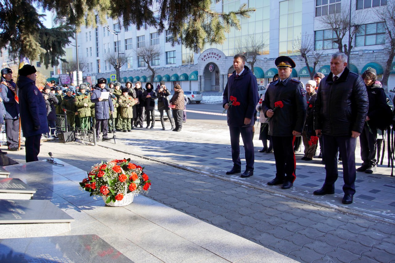 Почётный караул, начальник УМВД России по Амурской области генерал-майор полиции Олег Шилов, заместитель председателя Правительства области Андрей Дюмин, заместитель главного федерального инспектора аппарата полномочного... Почётный караул, начальник УМВД России по Амурской области генерал-майор полиции Олег Шилов, заместитель председателя Правительства области Андрей Дюмин, заместитель главного федерального инспектора аппарата полномочного...