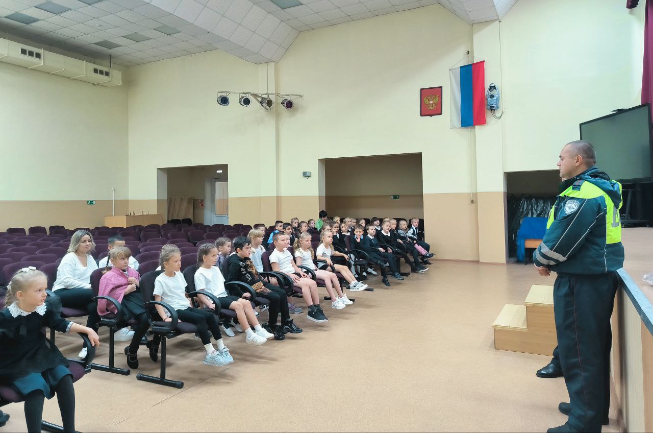 Сегодня у наших самых юных учеников — первоклассников — прошла очень важная и интересная встреча! К нам в гости пришли инспекторы ГИБДД Пугачёв А.В. и Рязанов Е.В., чтобы провести информационно-пропагандистскую акцию... Сегодня у наших самых юных учеников — первоклассников — прошла очень важная и интересная встреча! К нам в гости пришли инспекторы ГИБДД Пугачёв А.В. и Рязанов Е.В., чтобы провести информационно-пропагандистскую акцию...