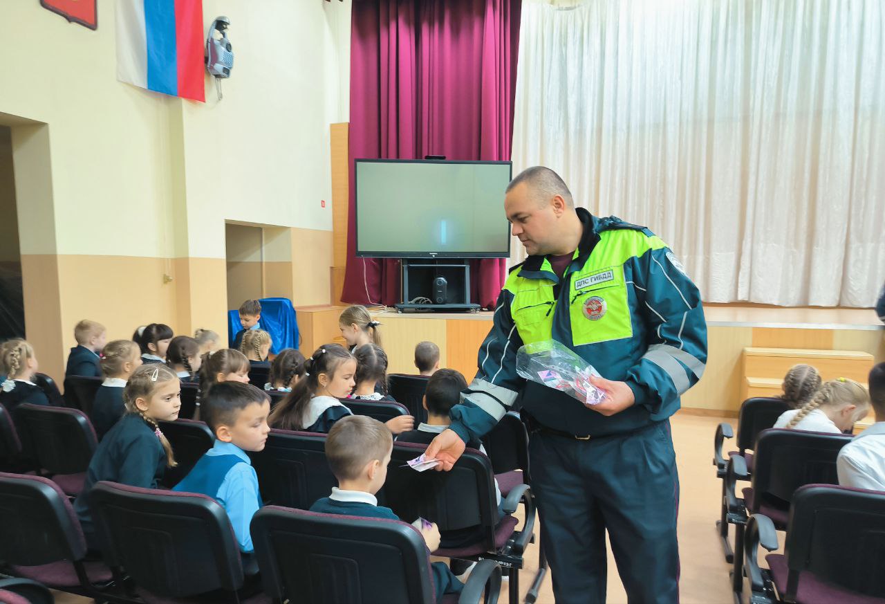 Сегодня у наших самых юных учеников — первоклассников — прошла очень важная и интересная встреча! К нам в гости пришли инспекторы ГИБДД Пугачёв А.В. и Рязанов Е.В., чтобы провести информационно-пропагандистскую акцию... Сегодня у наших самых юных учеников — первоклассников — прошла очень важная и интересная встреча! К нам в гости пришли инспекторы ГИБДД Пугачёв А.В. и Рязанов Е.В., чтобы провести информационно-пропагандистскую акцию...