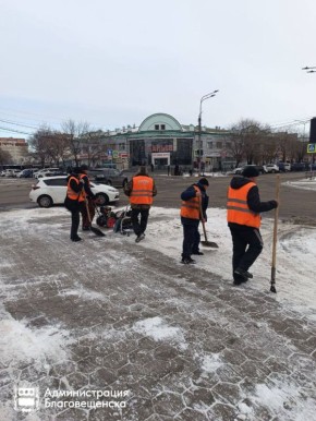 Трактор, грейдер, «Соболь»: спецтехника помогла ГСТК очистить около 80 километров тротуаров и более 100 остановок