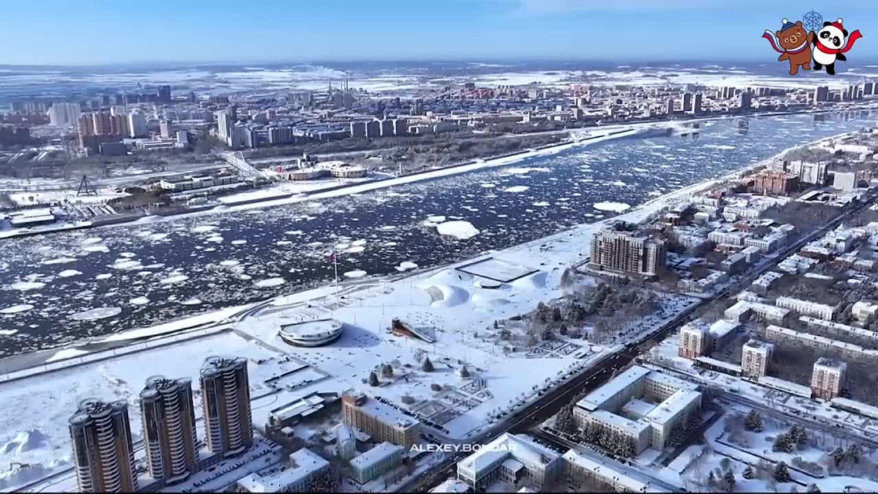 Ледоход на Амуре, а значит, скоро пограничная река, река дружбы, превратится в площадку для главного зимнего спортивного события региона — Международного Российско-Китайского фестиваля зимних видов спорта