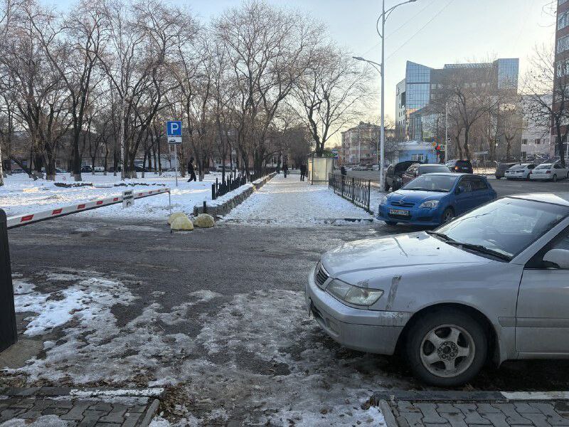 Возле поликлиники № 4 в Благовещенске появился шлагбаум Возле поликлиники № 4 в Благовещенске появился шлагбаум