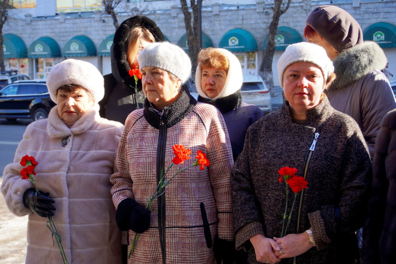 Почётный караул, начальник УМВД России по Амурской области генерал-майор полиции Олег Шилов, заместитель председателя Правительства области Андрей Дюмин, заместитель главного федерального инспектора аппарата полномочного... Почётный караул, начальник УМВД России по Амурской области генерал-майор полиции Олег Шилов, заместитель председателя Правительства области Андрей Дюмин, заместитель главного федерального инспектора аппарата полномочного...