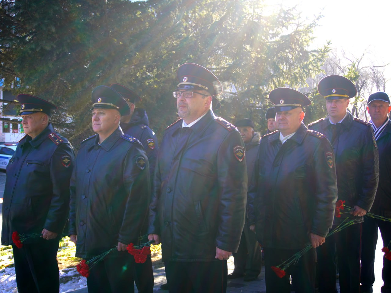 Почётный караул, начальник УМВД России по Амурской области генерал-майор полиции Олег Шилов, заместитель председателя Правительства области Андрей Дюмин, заместитель главного федерального инспектора аппарата полномочного... Почётный караул, начальник УМВД России по Амурской области генерал-майор полиции Олег Шилов, заместитель председателя Правительства области Андрей Дюмин, заместитель главного федерального инспектора аппарата полномочного...