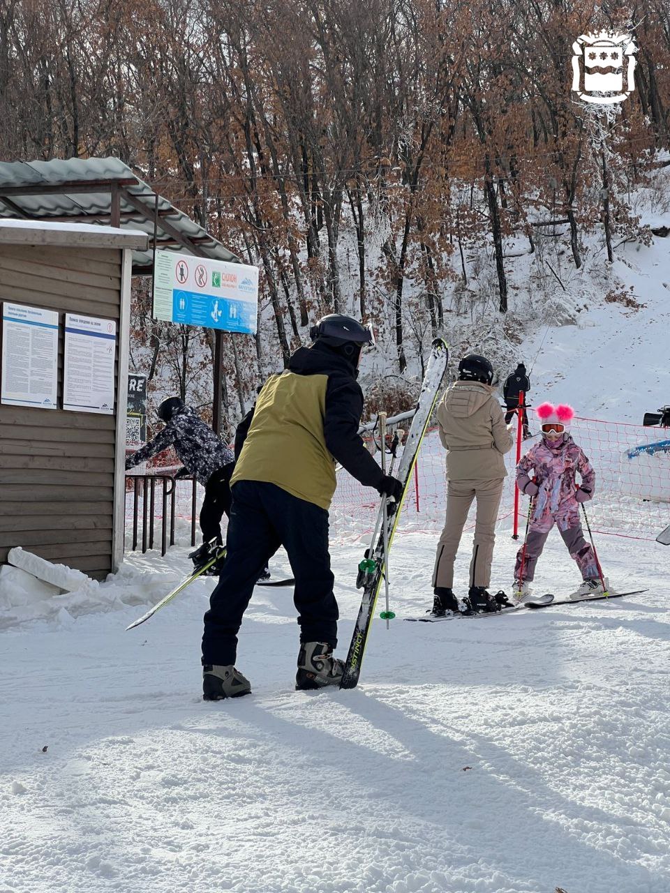 Горнолыжный центр «Белогорье» первый на Дальнем Востоке открыл свои двери для горнолыжников и сноубордистов Горнолыжный центр «Белогорье» первый на Дальнем Востоке открыл свои двери для горнолыжников и сноубордистов