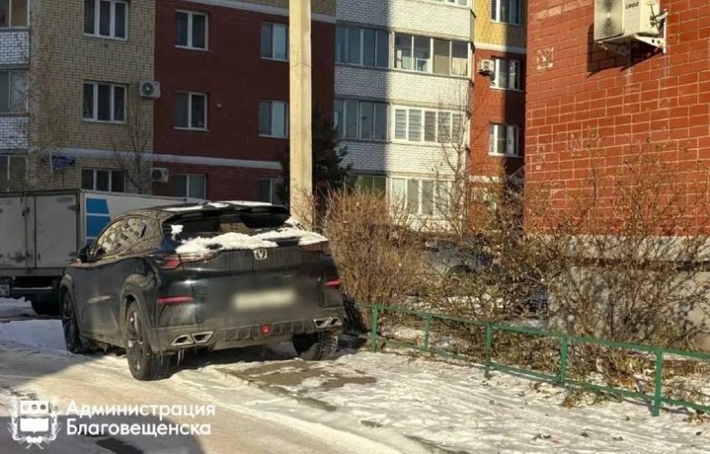 За неделю в Благовещенске оштрафовали сразу трех автомобилистов, устроивших «парковку» на тротуаре