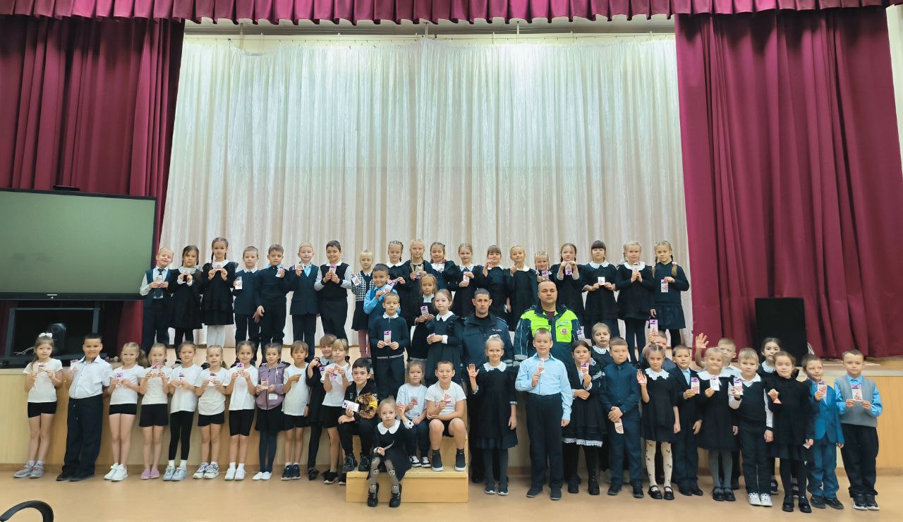 Сегодня у наших самых юных учеников — первоклассников — прошла очень важная и интересная встреча! К нам в гости пришли инспекторы ГИБДД Пугачёв А.В. и Рязанов Е.В., чтобы провести информационно-пропагандистскую акцию... Сегодня у наших самых юных учеников — первоклассников — прошла очень важная и интересная встреча! К нам в гости пришли инспекторы ГИБДД Пугачёв А.В. и Рязанов Е.В., чтобы провести информационно-пропагандистскую акцию...