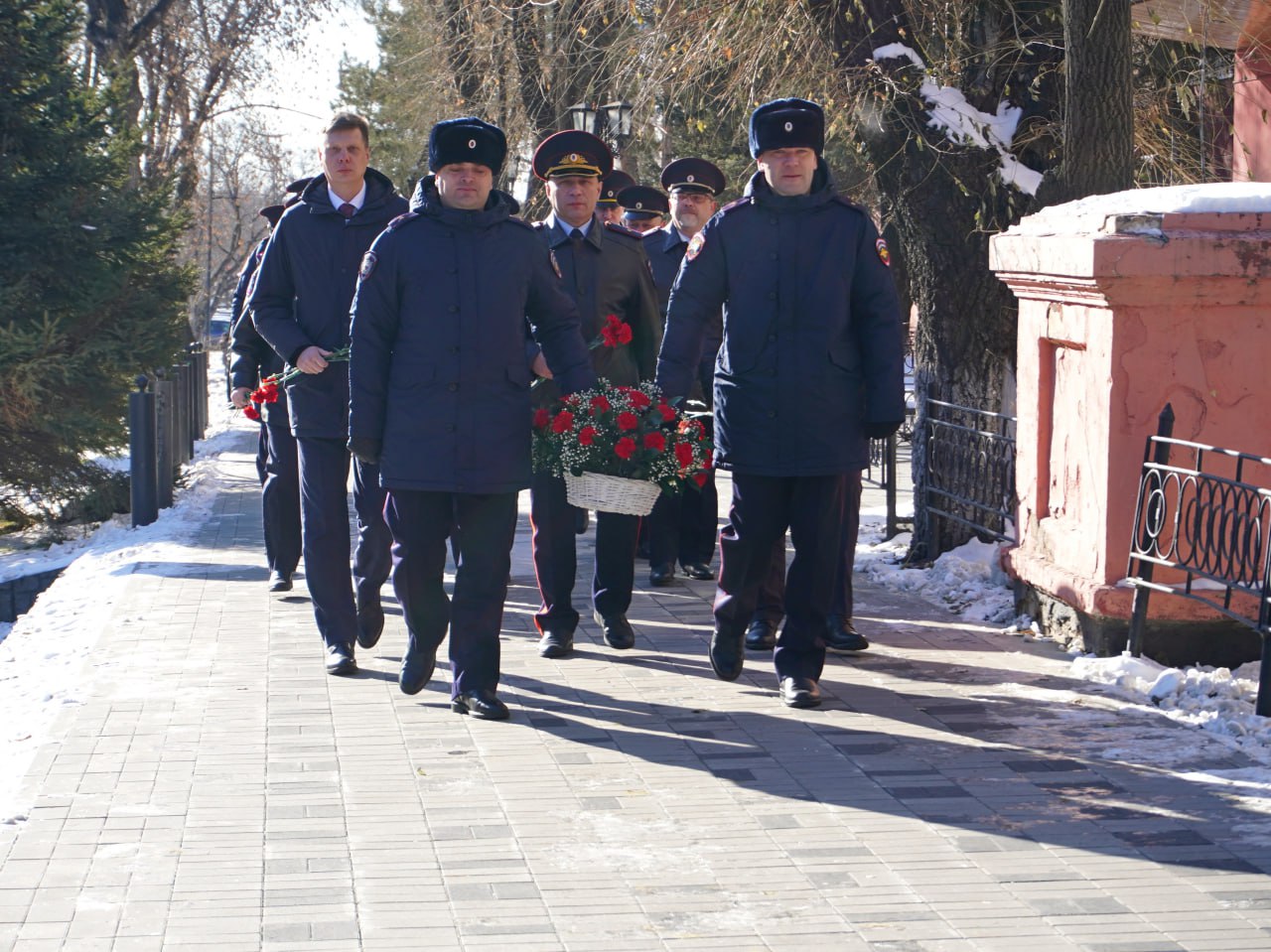 Почётный караул, начальник УМВД России по Амурской области генерал-майор полиции Олег Шилов, заместитель председателя Правительства области Андрей Дюмин, заместитель главного федерального инспектора аппарата полномочного... Почётный караул, начальник УМВД России по Амурской области генерал-майор полиции Олег Шилов, заместитель председателя Правительства области Андрей Дюмин, заместитель главного федерального инспектора аппарата полномочного...