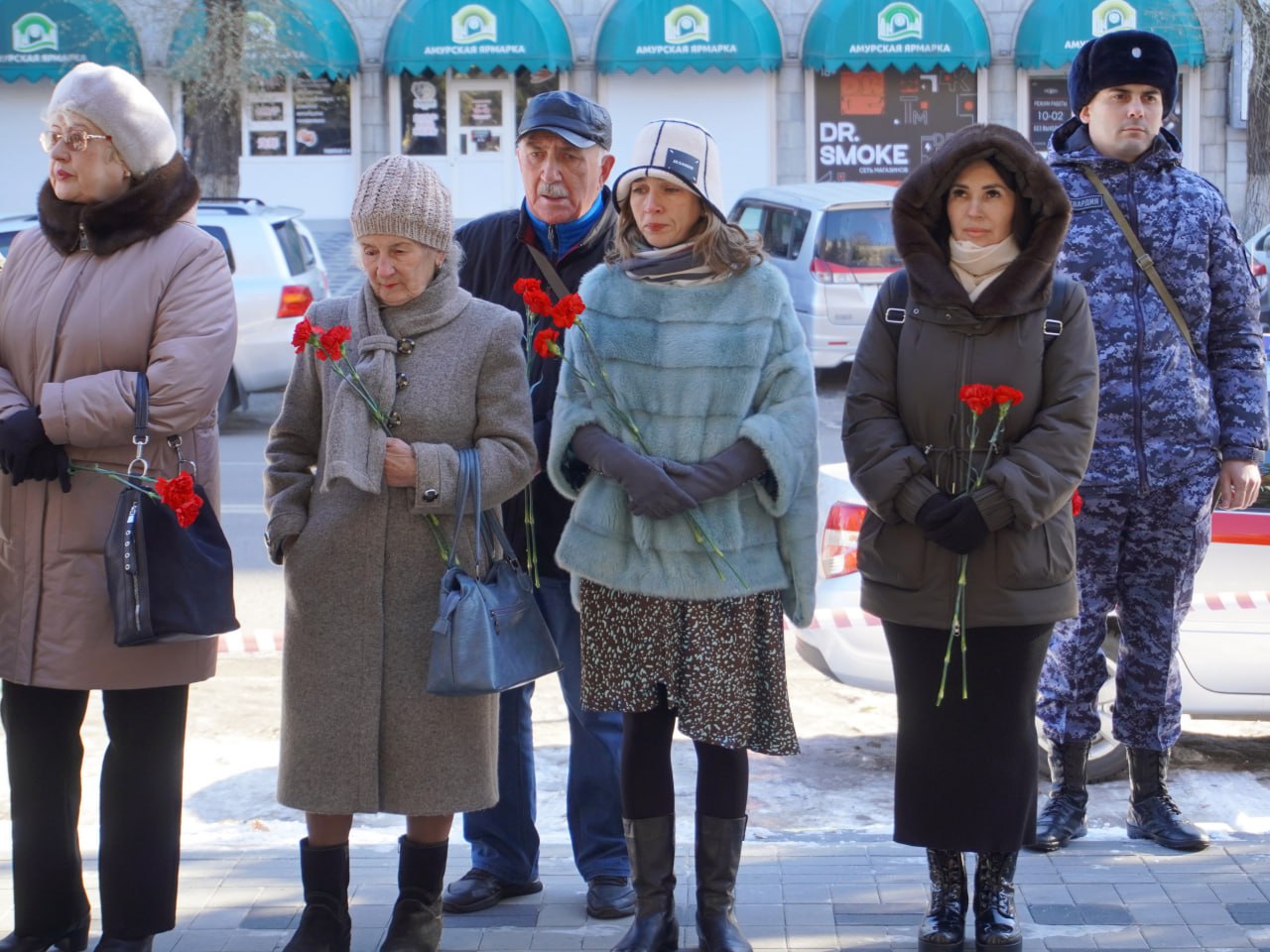 Почётный караул, начальник УМВД России по Амурской области генерал-майор полиции Олег Шилов, заместитель председателя Правительства области Андрей Дюмин, заместитель главного федерального инспектора аппарата полномочного... Почётный караул, начальник УМВД России по Амурской области генерал-майор полиции Олег Шилов, заместитель председателя Правительства области Андрей Дюмин, заместитель главного федерального инспектора аппарата полномочного...