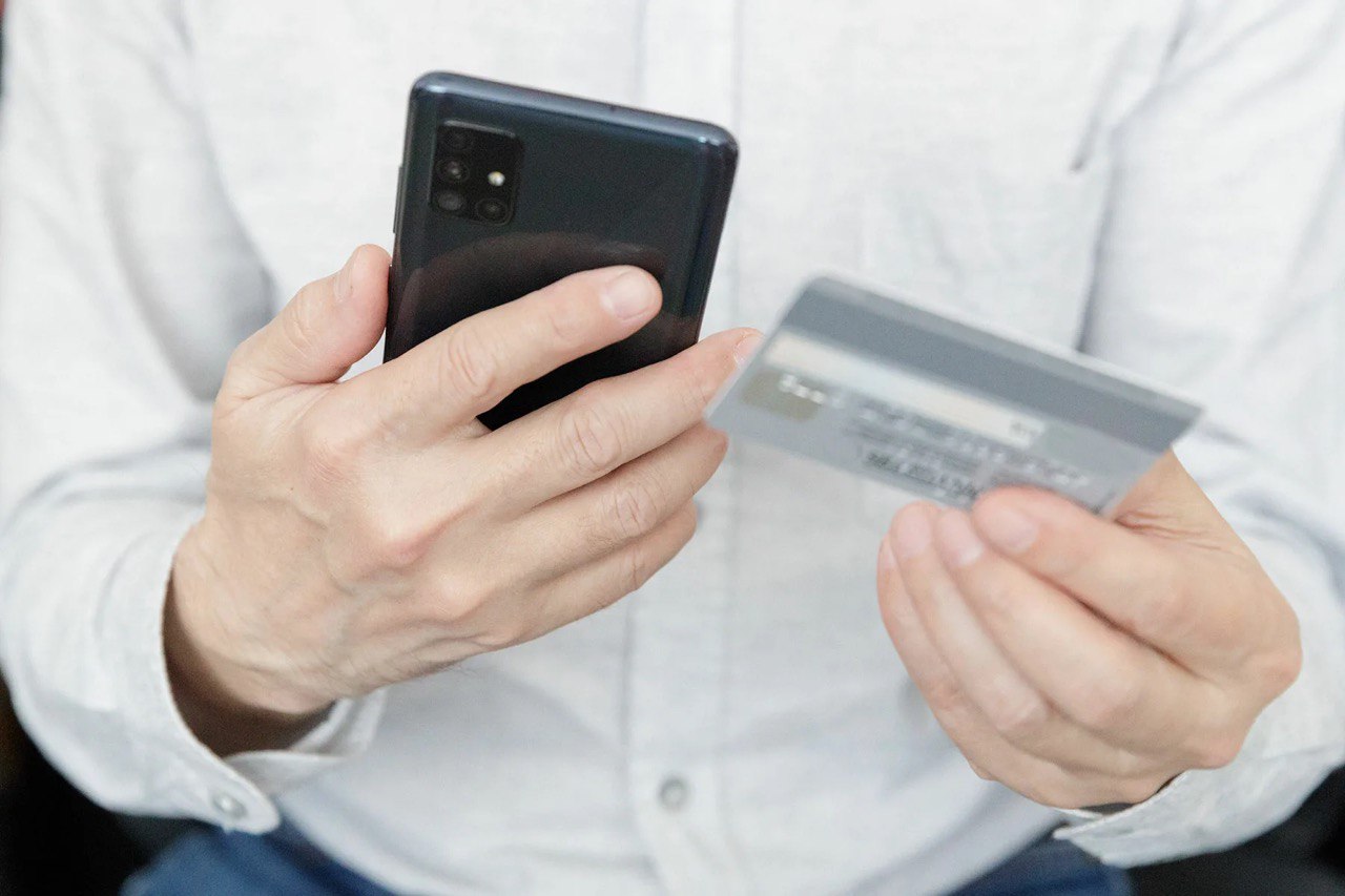 «Думал, что не заметит». Вор – рецидивист отправлен в колонию за кражу денег с банковского счета