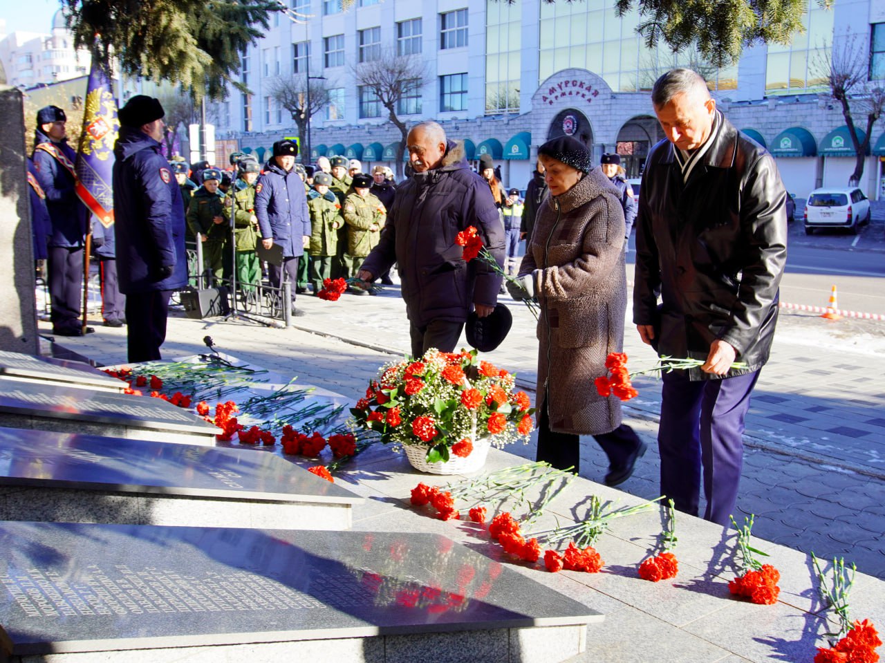 Под звуки музыки были зачитаны семнадцать имен тех, чьи жизни трагически оборвались на полях сражений: Галушко Андрей Андреевич, Фомин Александр Николаевич, Дзюба Александр Васильевич и другие Под звуки музыки были зачитаны семнадцать имен тех, чьи жизни трагически оборвались на полях сражений: Галушко Андрей Андреевич, Фомин Александр Николаевич, Дзюба Александр Васильевич и другие