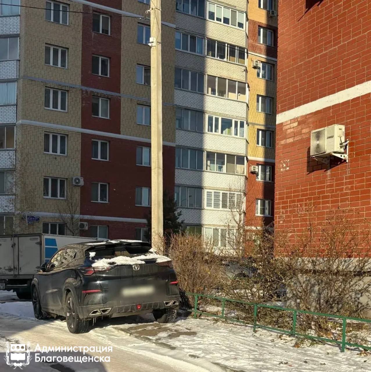 Больше сотни благовещенских автолюбителей оштрафовали за парковку на тротуаре и вблизи «зебры» с начала года