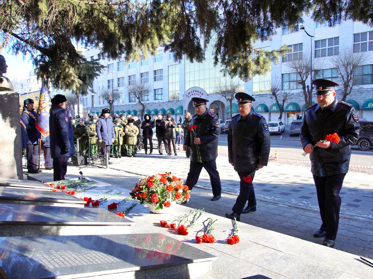 Под звуки музыки были зачитаны семнадцать имен тех, чьи жизни трагически оборвались на полях сражений: Галушко Андрей Андреевич, Фомин Александр Николаевич, Дзюба Александр Васильевич и другие Под звуки музыки были зачитаны семнадцать имен тех, чьи жизни трагически оборвались на полях сражений: Галушко Андрей Андреевич, Фомин Александр Николаевич, Дзюба Александр Васильевич и другие