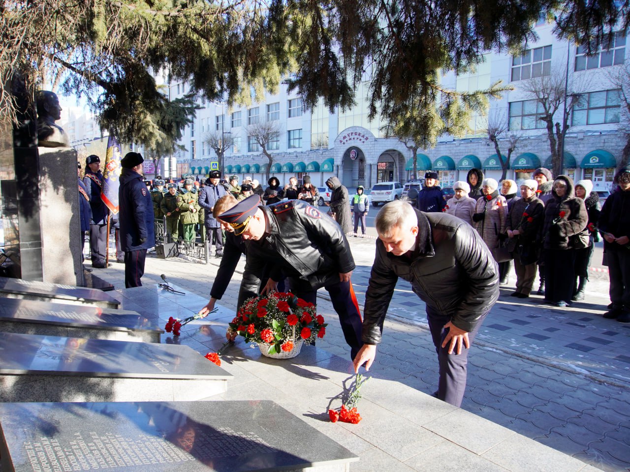 Под звуки музыки были зачитаны семнадцать имен тех, чьи жизни трагически оборвались на полях сражений: Галушко Андрей Андреевич, Фомин Александр Николаевич, Дзюба Александр Васильевич и другие Под звуки музыки были зачитаны семнадцать имен тех, чьи жизни трагически оборвались на полях сражений: Галушко Андрей Андреевич, Фомин Александр Николаевич, Дзюба Александр Васильевич и другие
