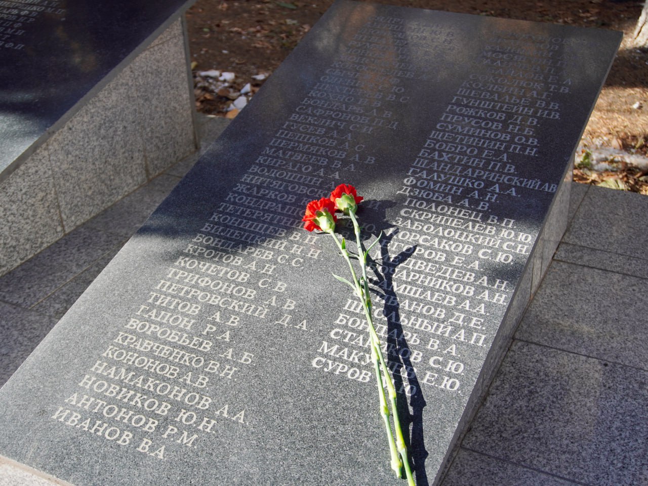 Под звуки музыки были зачитаны семнадцать имен тех, чьи жизни трагически оборвались на полях сражений: Галушко Андрей Андреевич, Фомин Александр Николаевич, Дзюба Александр Васильевич и другие Под звуки музыки были зачитаны семнадцать имен тех, чьи жизни трагически оборвались на полях сражений: Галушко Андрей Андреевич, Фомин Александр Николаевич, Дзюба Александр Васильевич и другие