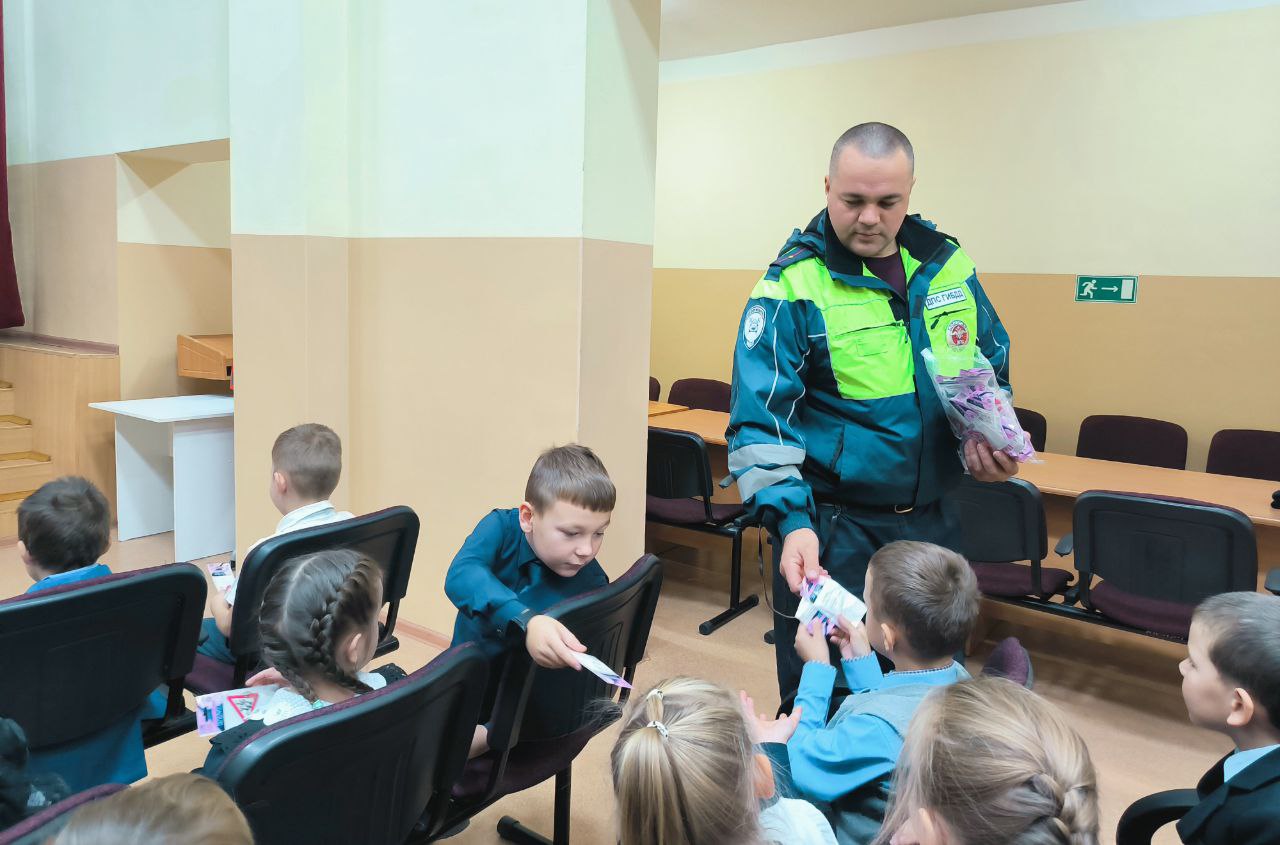 Сегодня у наших самых юных учеников — первоклассников — прошла очень важная и интересная встреча! К нам в гости пришли инспекторы ГИБДД Пугачёв А.В. и Рязанов Е.В., чтобы провести информационно-пропагандистскую акцию... Сегодня у наших самых юных учеников — первоклассников — прошла очень важная и интересная встреча! К нам в гости пришли инспекторы ГИБДД Пугачёв А.В. и Рязанов Е.В., чтобы провести информационно-пропагандистскую акцию...