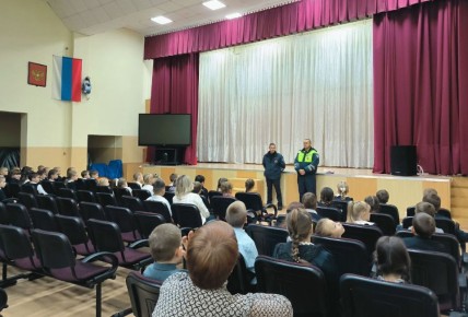 Сегодня у наших самых юных учеников — первоклассников — прошла очень важная и интересная встреча! К нам в гости пришли инспекторы ГИБДД Пугачёв А.В. и Рязанов Е.В., чтобы провести информационно-пропагандистскую акцию...