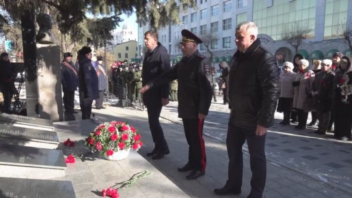 Сегодня в Благовещенске у мемориального комплекса УМВД России по Амурской области состоялось торжественно-траурное мероприятие, в ходе которого на памятные плиты были занесены имена семнадцати бывших сотрудников ведомства...