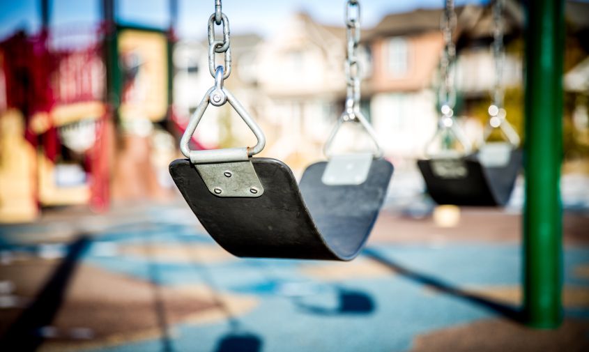 В Ромнах девочка упала с оборвавшихся качелей и получила несколько переломов