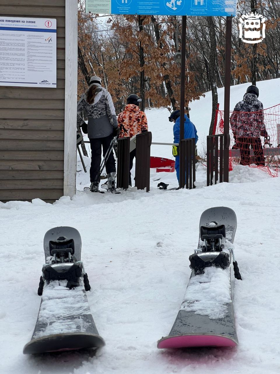 Горнолыжный центр «Белогорье» первый на Дальнем Востоке открыл свои двери для горнолыжников и сноубордистов Горнолыжный центр «Белогорье» первый на Дальнем Востоке открыл свои двери для горнолыжников и сноубордистов