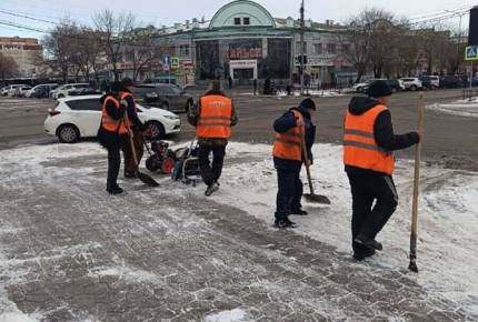 В Благовещенске спецтехника помогла ГСТК очистить около 80 километров тротуаров и больше 100 остановок