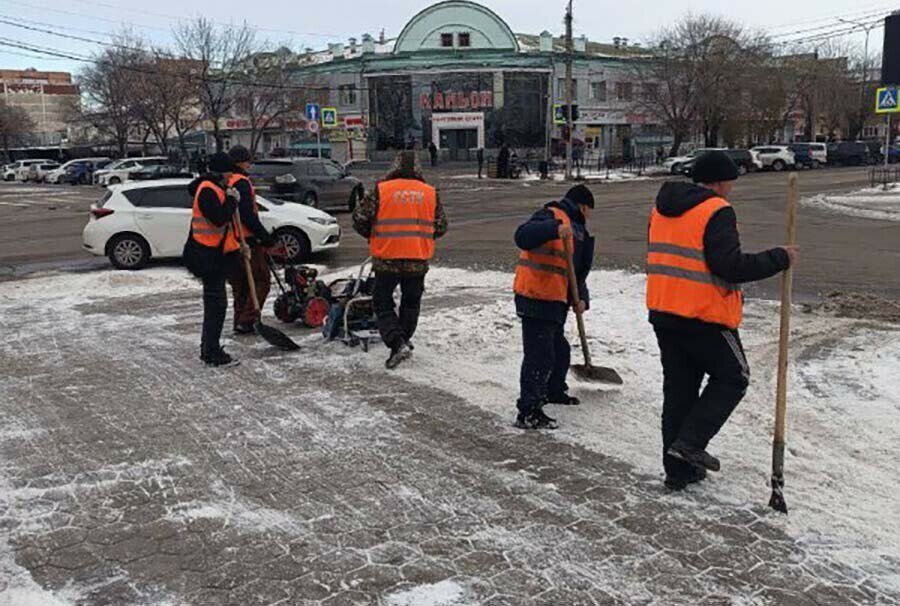 В Благовещенске спецтехника помогла ГСТК очистить около 80 километров тротуаров и больше 100 остановок