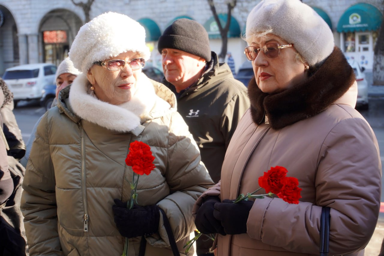 Почётный караул, начальник УМВД России по Амурской области генерал-майор полиции Олег Шилов, заместитель председателя Правительства области Андрей Дюмин, заместитель главного федерального инспектора аппарата полномочного...
