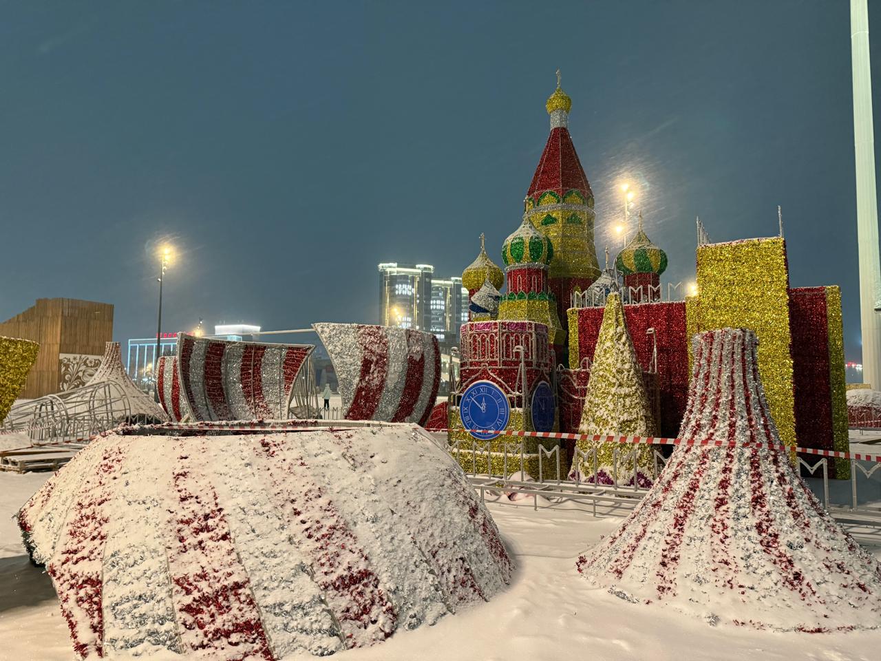 На набережной Благовещенска в районе Трибуны Холл продолжается подготовка к празднованию Нового года На набережной Благовещенска в районе Трибуны Холл продолжается подготовка к празднованию Нового года