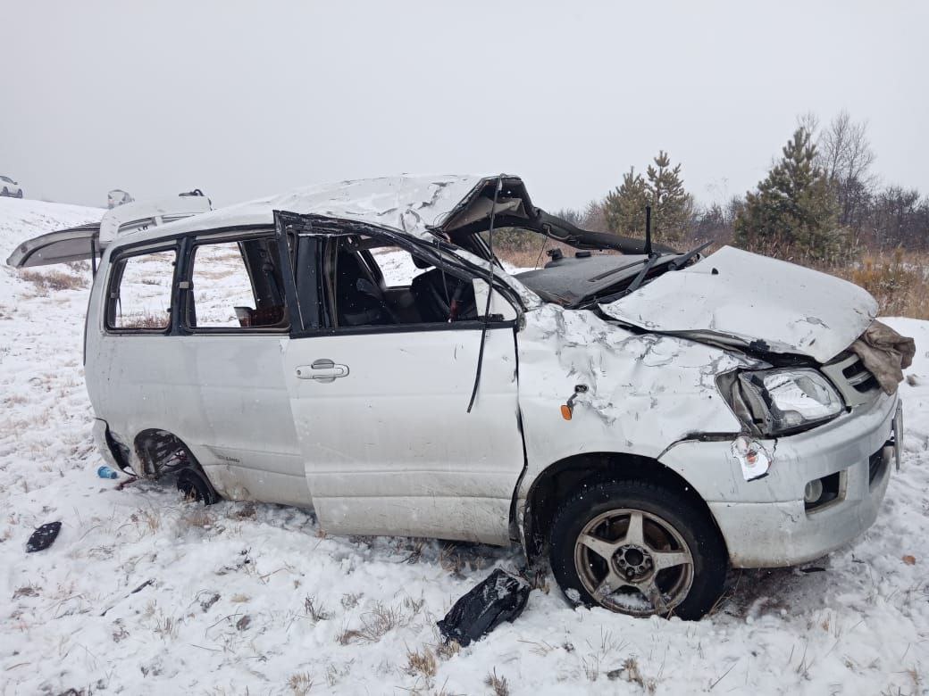 Два человека погибли и двое пострадали в результате опрокидывания автомобиля на трассе «Амур»