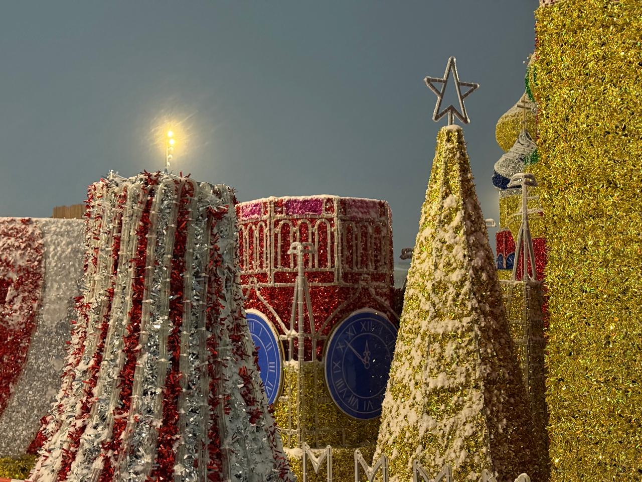 На набережной Благовещенска в районе Трибуны Холл продолжается подготовка к празднованию Нового года На набережной Благовещенска в районе Трибуны Холл продолжается подготовка к празднованию Нового года