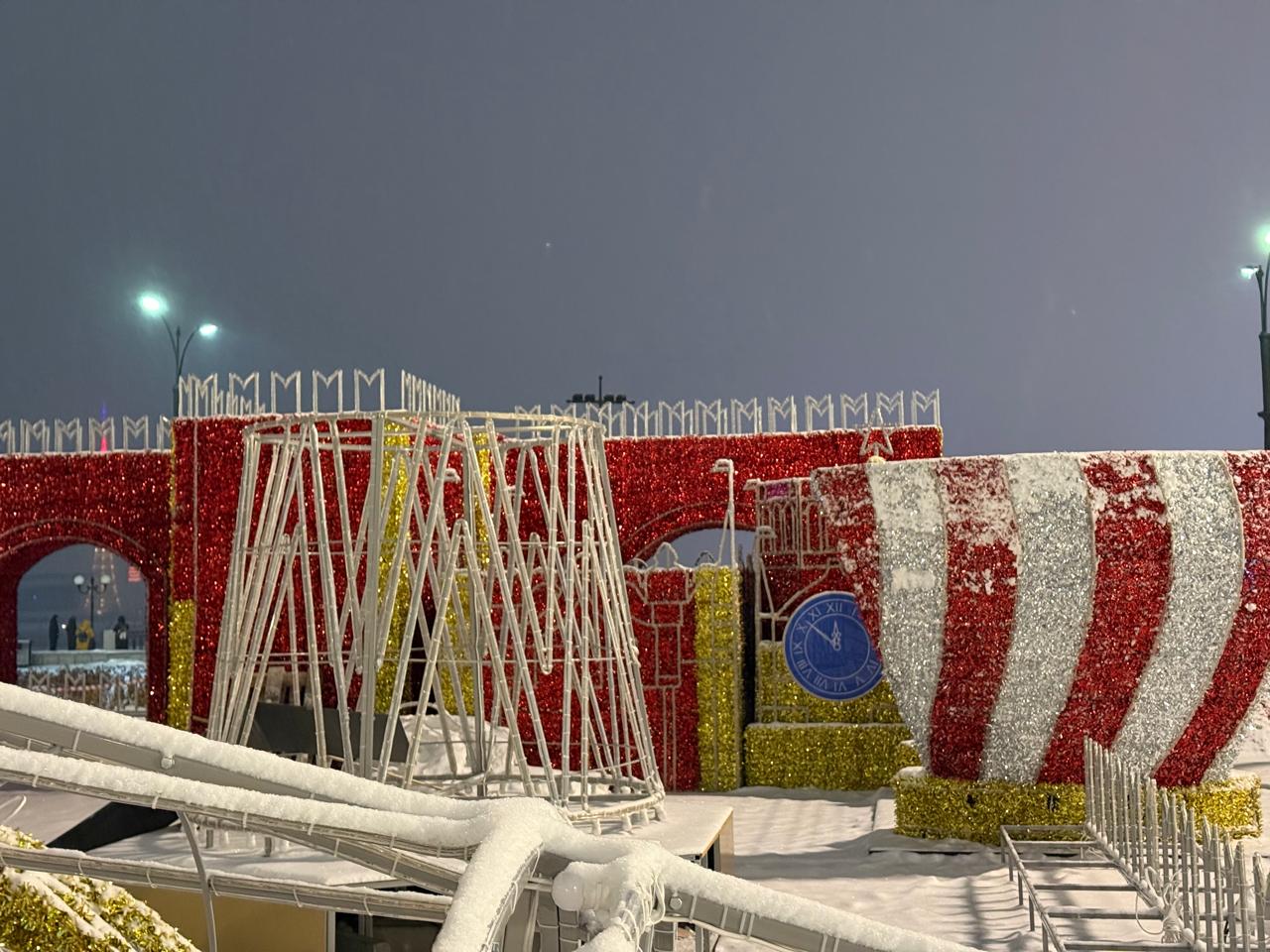 На набережной Благовещенска в районе Трибуны Холл продолжается подготовка к празднованию Нового года На набережной Благовещенска в районе Трибуны Холл продолжается подготовка к празднованию Нового года