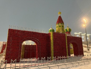 На набережной Благовещенска в районе Трибуны Холл продолжается подготовка к празднованию Нового года