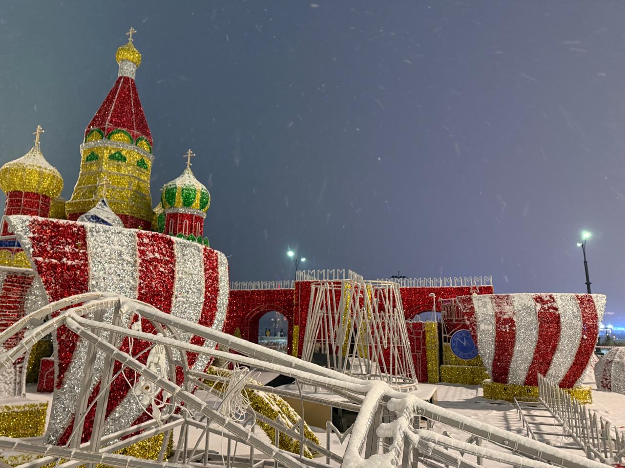 На набережной Благовещенска в районе Трибуны Холл продолжается подготовка к празднованию Нового года На набережной Благовещенска в районе Трибуны Холл продолжается подготовка к празднованию Нового года