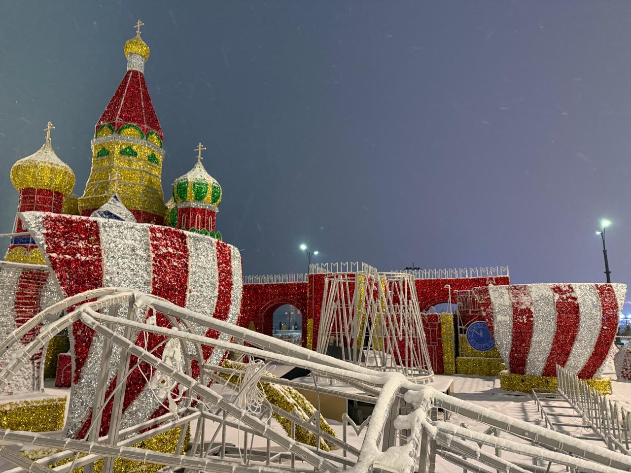 На набережной Благовещенска в районе Трибуны Холл продолжается подготовка к празднованию Нового года На набережной Благовещенска в районе Трибуны Холл продолжается подготовка к празднованию Нового года