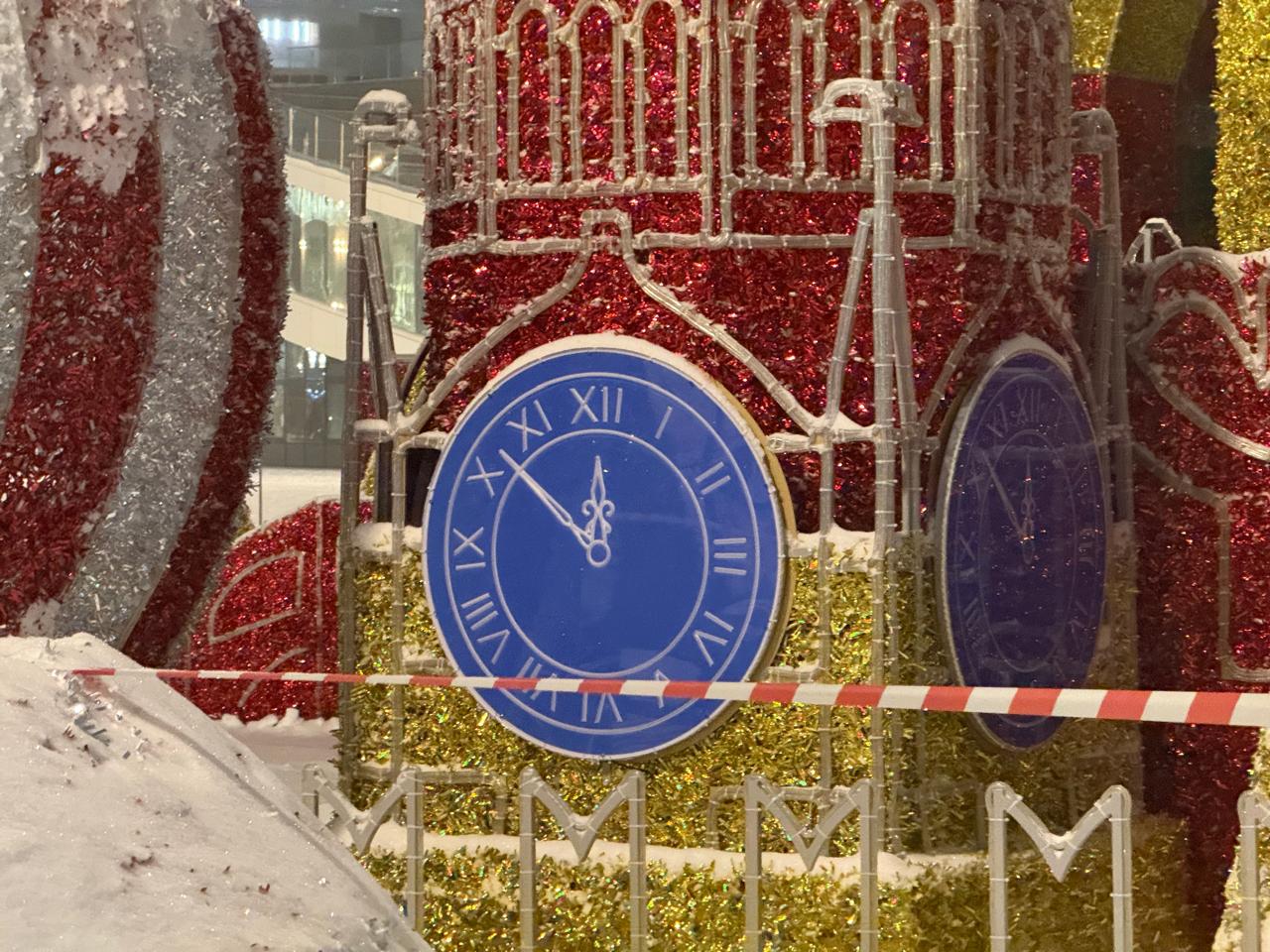 На набережной Благовещенска в районе Трибуны Холл продолжается подготовка к празднованию Нового года На набережной Благовещенска в районе Трибуны Холл продолжается подготовка к празднованию Нового года