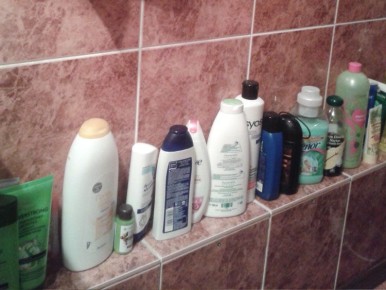 Необычные способы использования просроченного шампуня: от уборки до чистки косметики