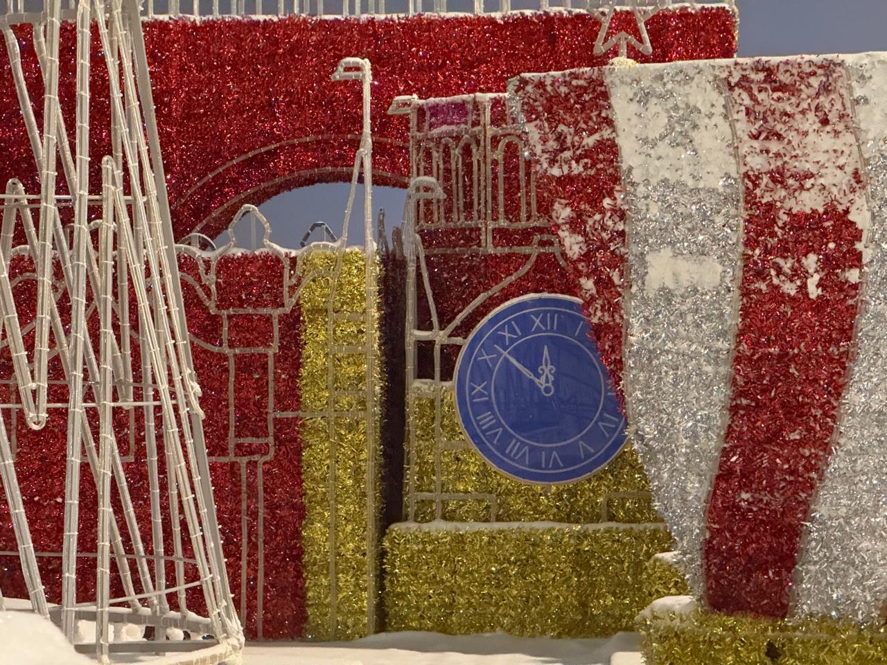 На набережной Благовещенска в районе Трибуны Холл продолжается подготовка к празднованию Нового года На набережной Благовещенска в районе Трибуны Холл продолжается подготовка к празднованию Нового года