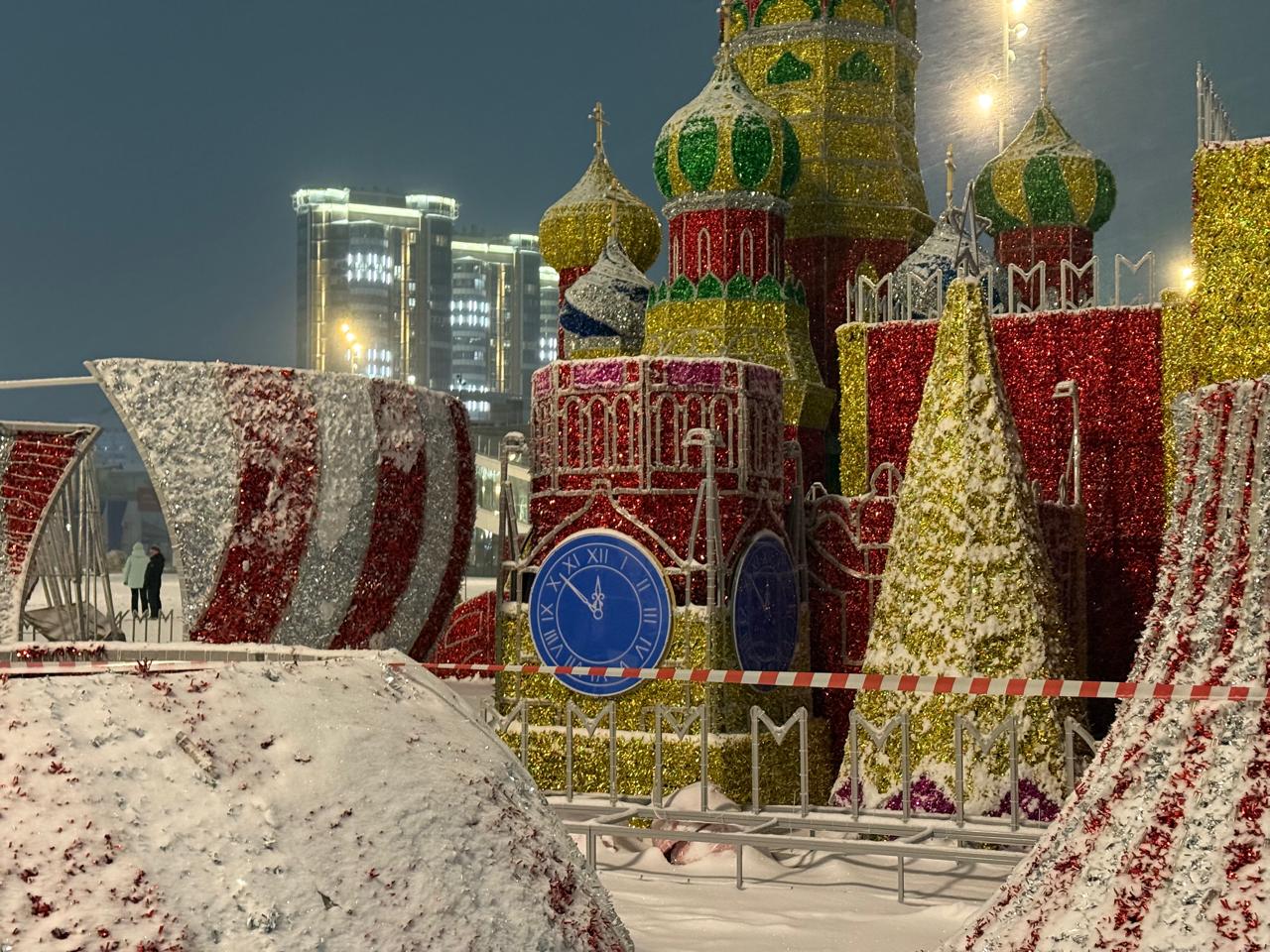 На набережной Благовещенска в районе Трибуны Холл продолжается подготовка к празднованию Нового года На набережной Благовещенска в районе Трибуны Холл продолжается подготовка к празднованию Нового года