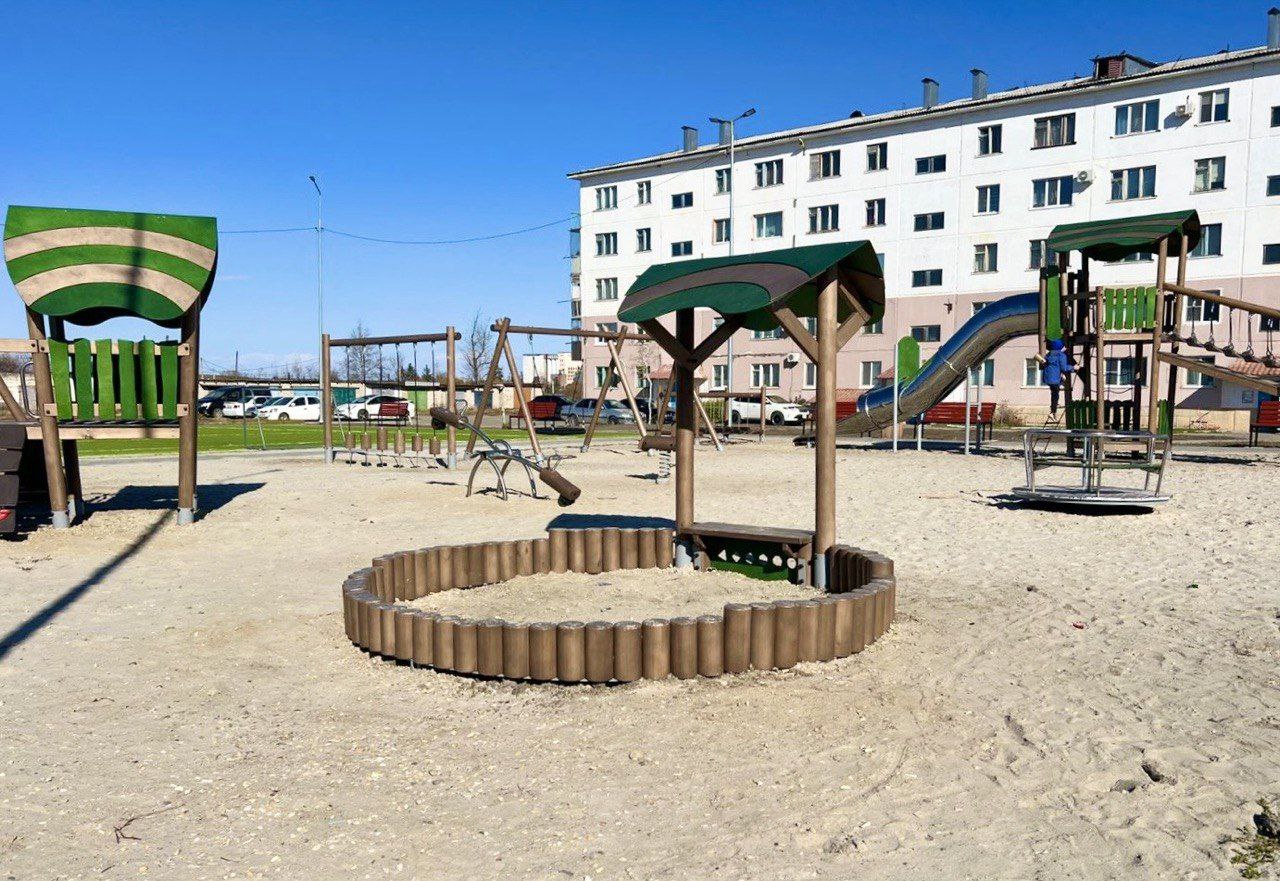 В Екатеринославке завершено благоустройство новой детской площадки В Екатеринославке завершено благоустройство новой детской площадки