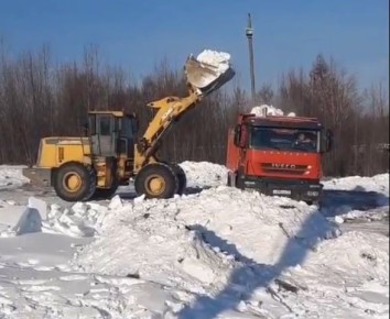 В Тынде строят снежные горки для детского зимнего отдыха