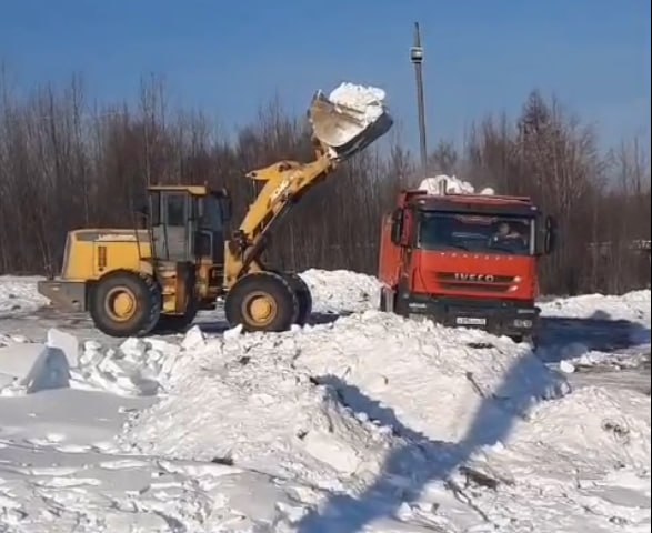 В Тынде строят снежные горки для детского зимнего отдыха