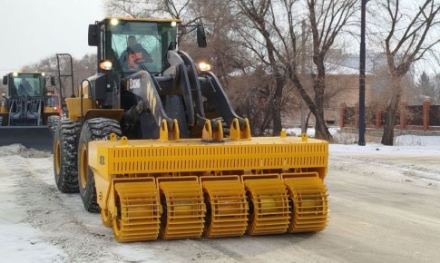 Как и какой снегоуборочной техникой за 100 миллионов рублей в Благовещенске чистят дороги