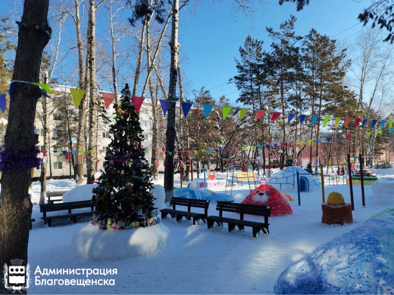 Жители Благовещенска могут получить 150 тысяч рублей за самый новогодний двор