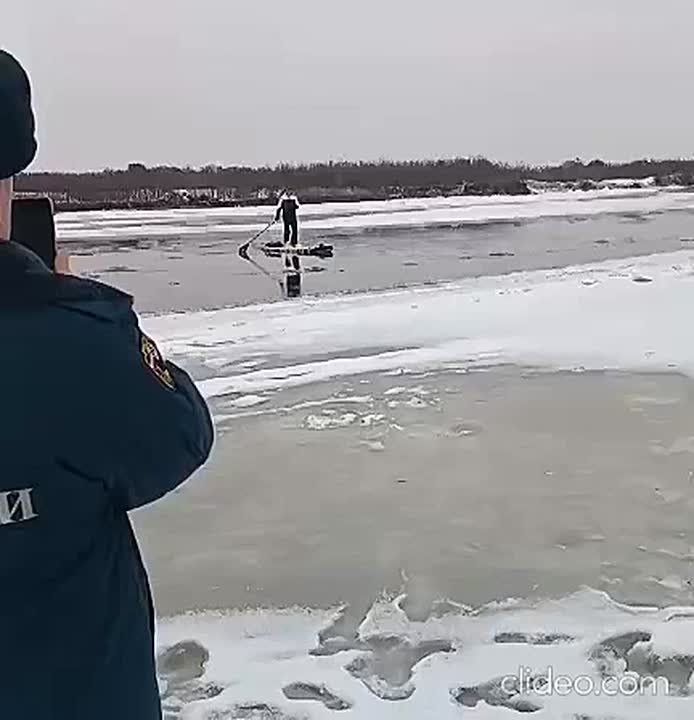 «Подумали, что ребенок»: в Белогорске на реке Томи заметили мужчину на сапборде