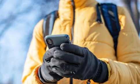 Житель Белогорска на улице выхватил из рук 11-летнего мальчика телефон и скрылся